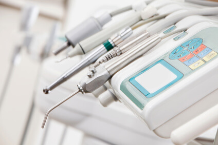 Moderne Instrumente und Werkzeuge beim Zahnarzt